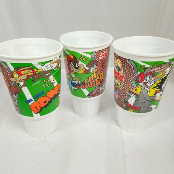 1995 Looney Toons NFL McDonald's Looney Tunes Plays NFL Collectible Cups - Picture 2 of 4